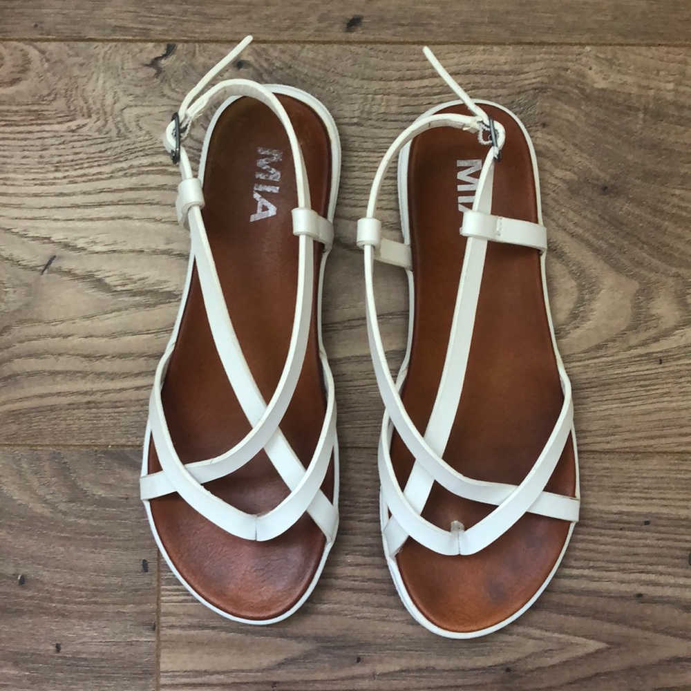 MIA White Strappy Comfy Sole Sandals w Buckle 🌾